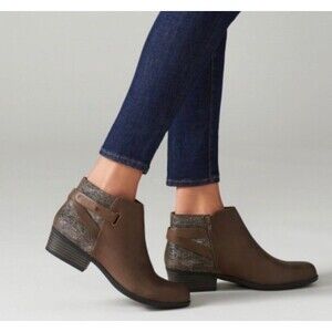 Clarks Spiced Ruby Ankle Boots Preppy Brown‎ Textured Suede Leather 8.5 Booties